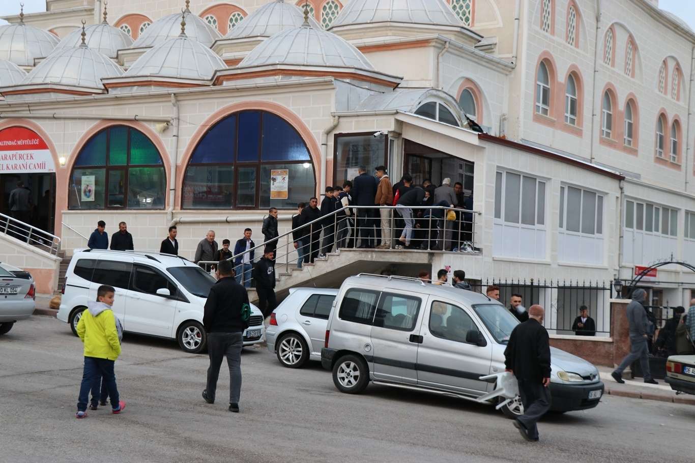 Ankaralılar iki yıl aradan sonra sosyal mesafesiz bayram namazını sevinçle karşıladı Ankaralılar iki yıl aradan sonra sosyal mesafesiz bayram namazını sevinçle karşıladı